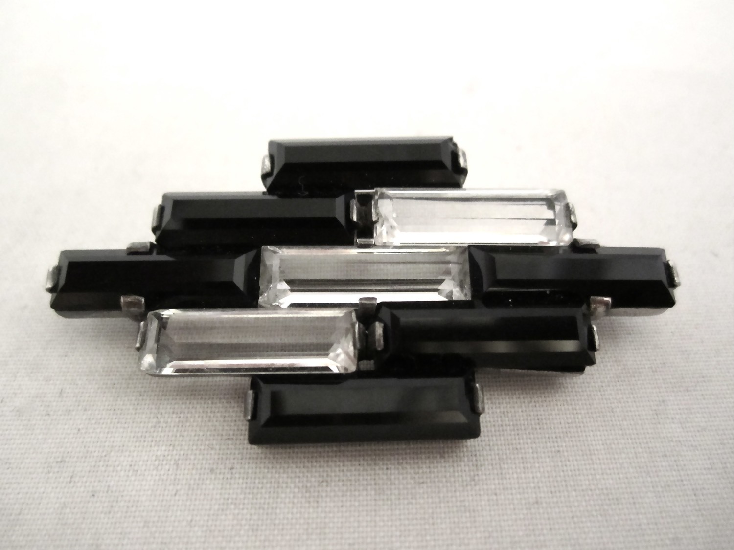 Brosche Silber Art deco schwarz weiß Strass geometrisches Muster um 1925, stylish French silver geometrical black and white paste brooch  Frankreich