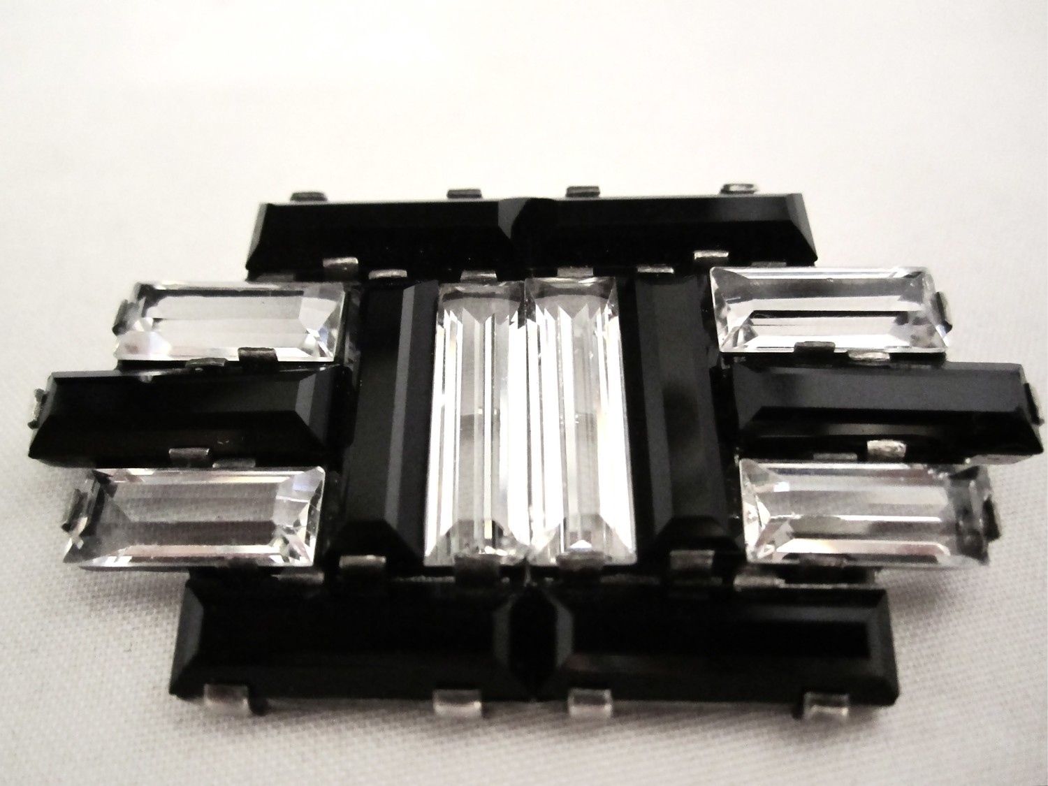 Art Deco Silber schwarz weiss Strass Brosche um 1925 Frankreich, stylish French silver geometrical black and white paste brooch