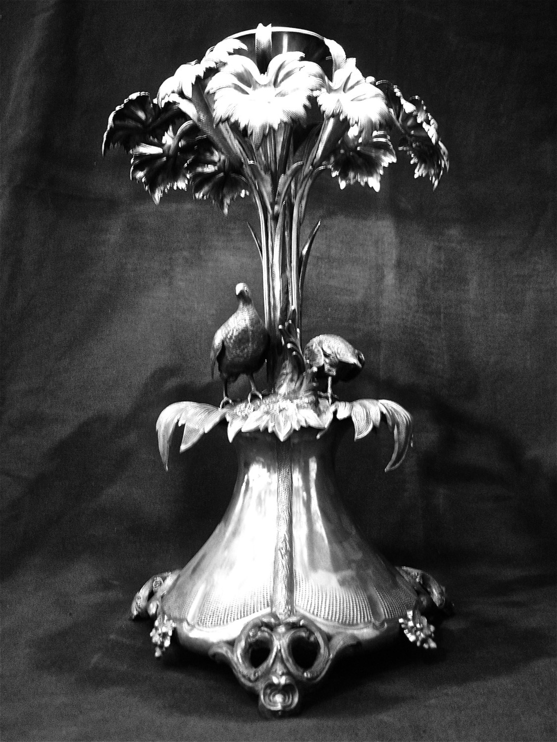 Silber großer Tafelaufsatz für Tafel mit Pfauen Tischdekoration Biedermeier um 1830-40 Vase, German large solid silver early victorian centerpiece decorated with sculptured peacocks on top flower vase