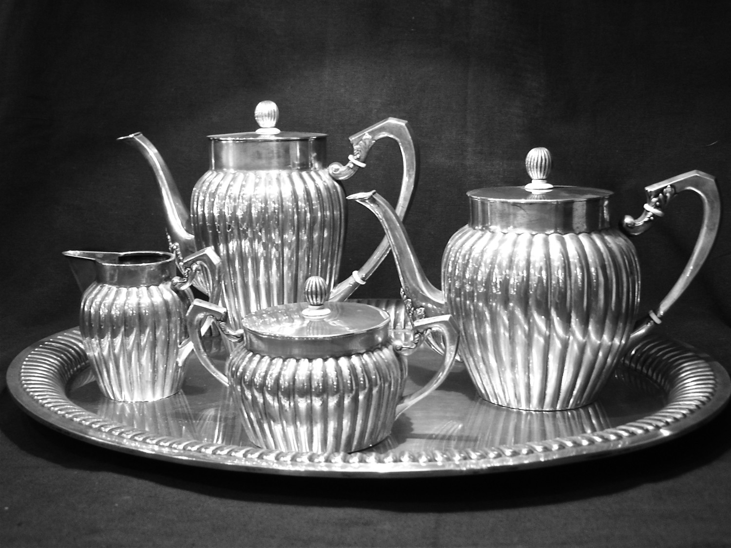 5 teiliges massives Silber Service Kernstück Kaffee-Tee-Service mit Tablett um 1910 Deutschland Kannen, Sahnegiesser,Zucker Dose,  german solid silver complete 5 piece tea coffee pots set on tray