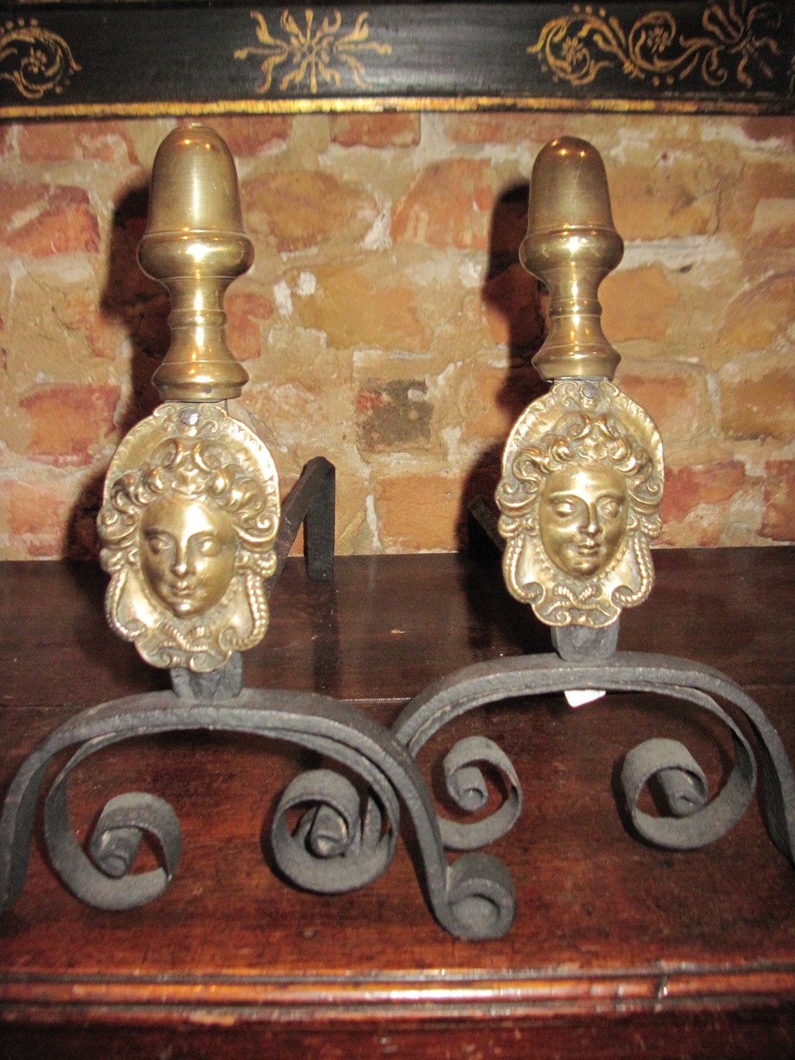 Kaminböcke Feuerböcke mit Gesichtern Bronze Eisen 17.Jahrhundert Italien, antique italien pair of firedogs with faces 17th century iron and bronze