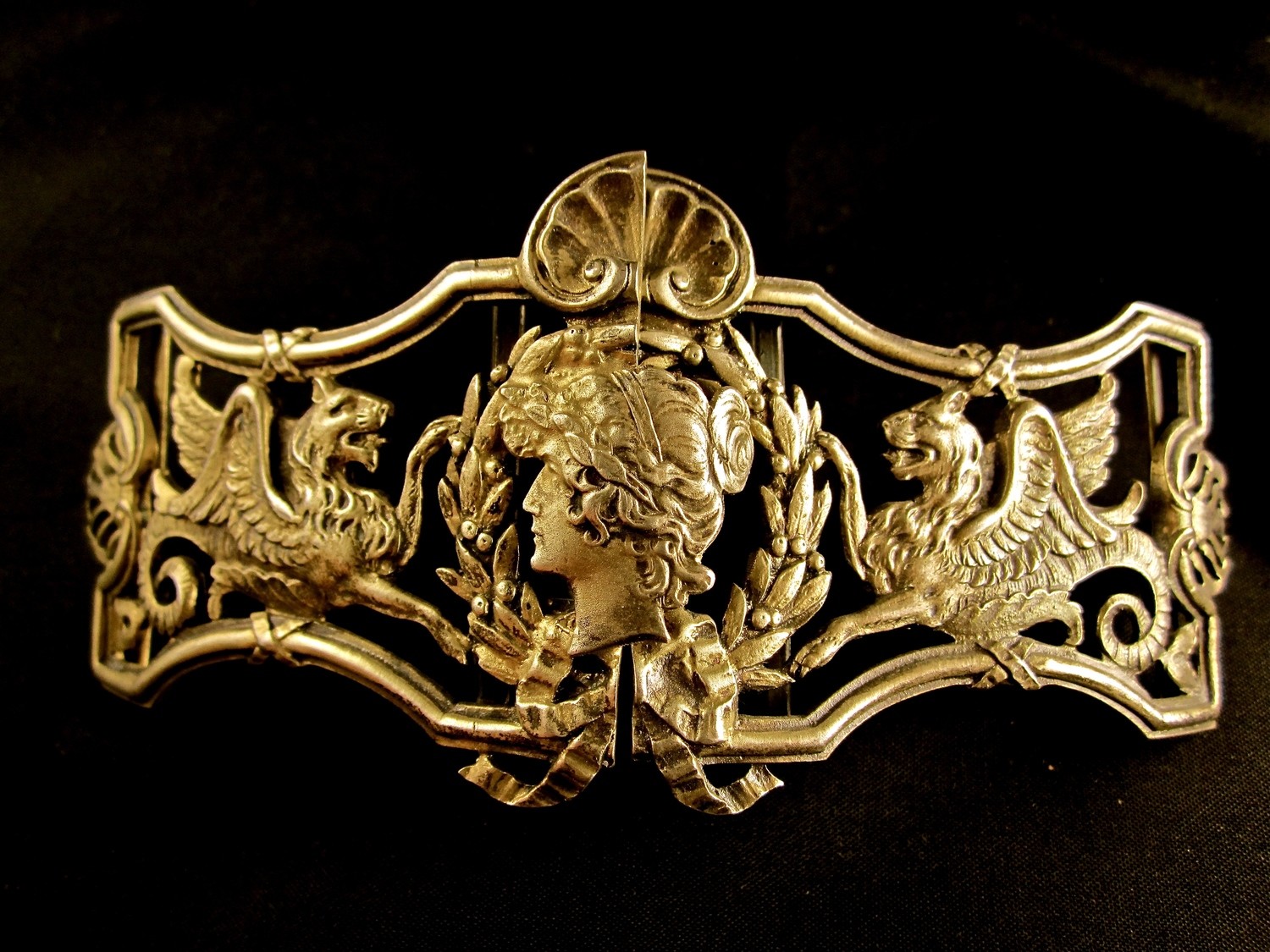 Gürtelschliesse Silber um 1900  Neoklassizismus, German signed belt buckle silver gilt with griffon and art nouveau ladies head neo-classical