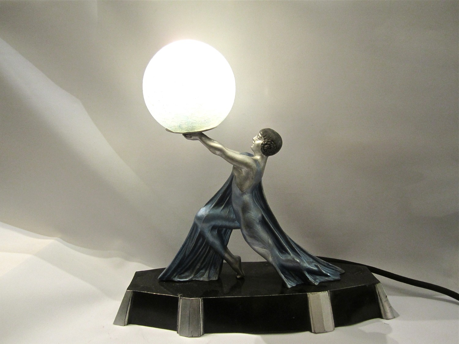 Lampe Art Deco Tischlampe um 1925 `Blaue Tänzerin´, table lamp with globe shade sculpture of lady dancer in blue dress on marble base