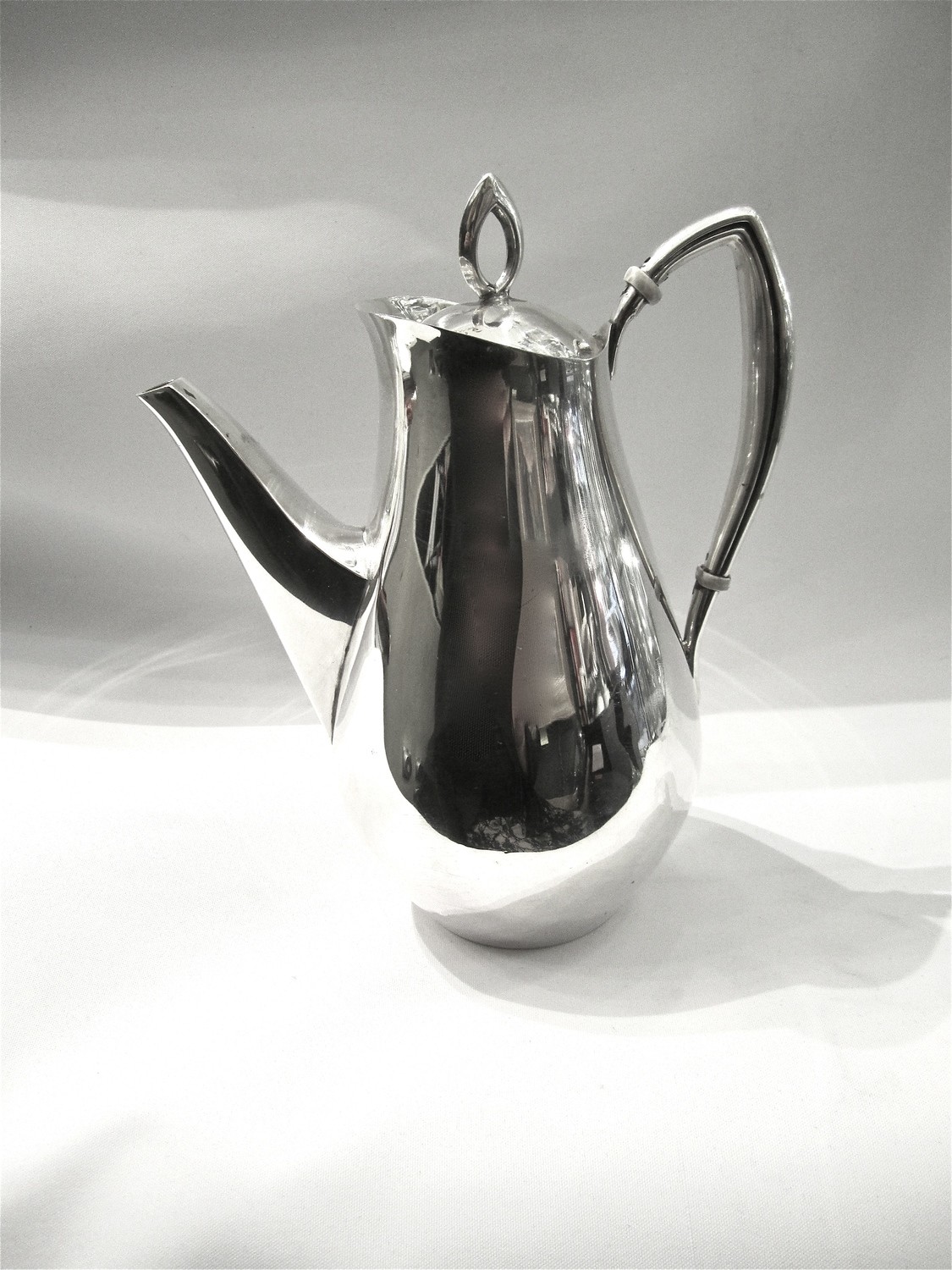 Coffee pot, mocca pot solid silver Spain around 1960, bulbous shape, midcentury typical of its time 