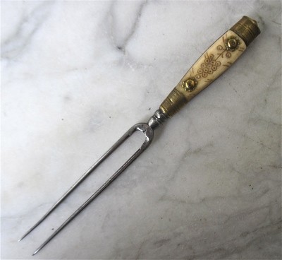 Antike Gabel, dekorierter Griff aus Knochen , 2 Zinken, um 1700, antique 2 prong fork bone handle