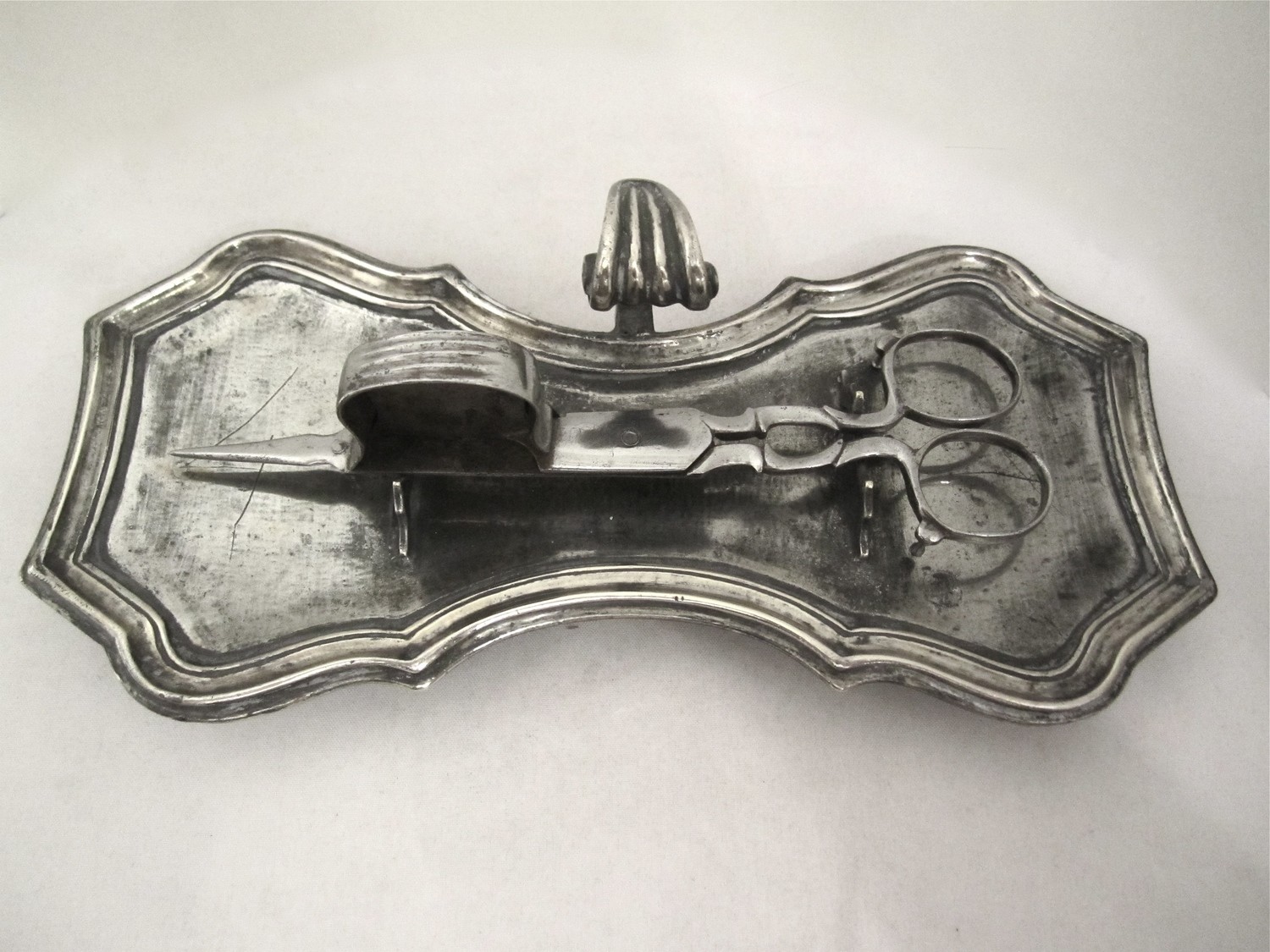 Dochtschere auf Tablett 18. Jahrhundert, Barock, Frankreich,18th century pair of snuffer scissors on tray