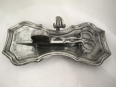 Dochtschere auf Tablett 18. Jahrhundert, Barock, Frankreich,18th century pair of snuffer scissors on tray
