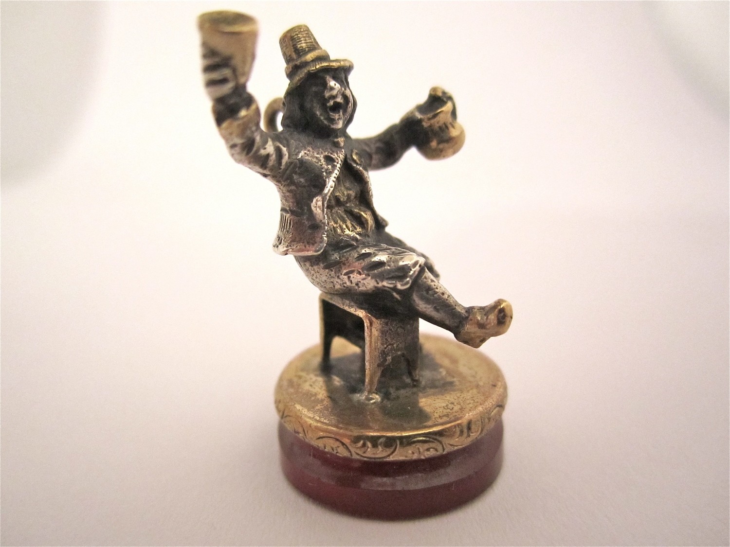 Miniatur Silber Petschaft auf Karneol als betrunkener Mann mit Bier in der Hand um 1855 Frankreich, small French silver seal on cornealian base depicting a drunk seated with beer mug