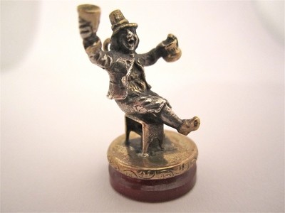 Miniatur Silber Petschaft auf Karneol als betrunkener Mann mit Bier in der Hand um 1855 Frankreich, small French silver seal on cornealian base depicting a drunk seated with beer mug