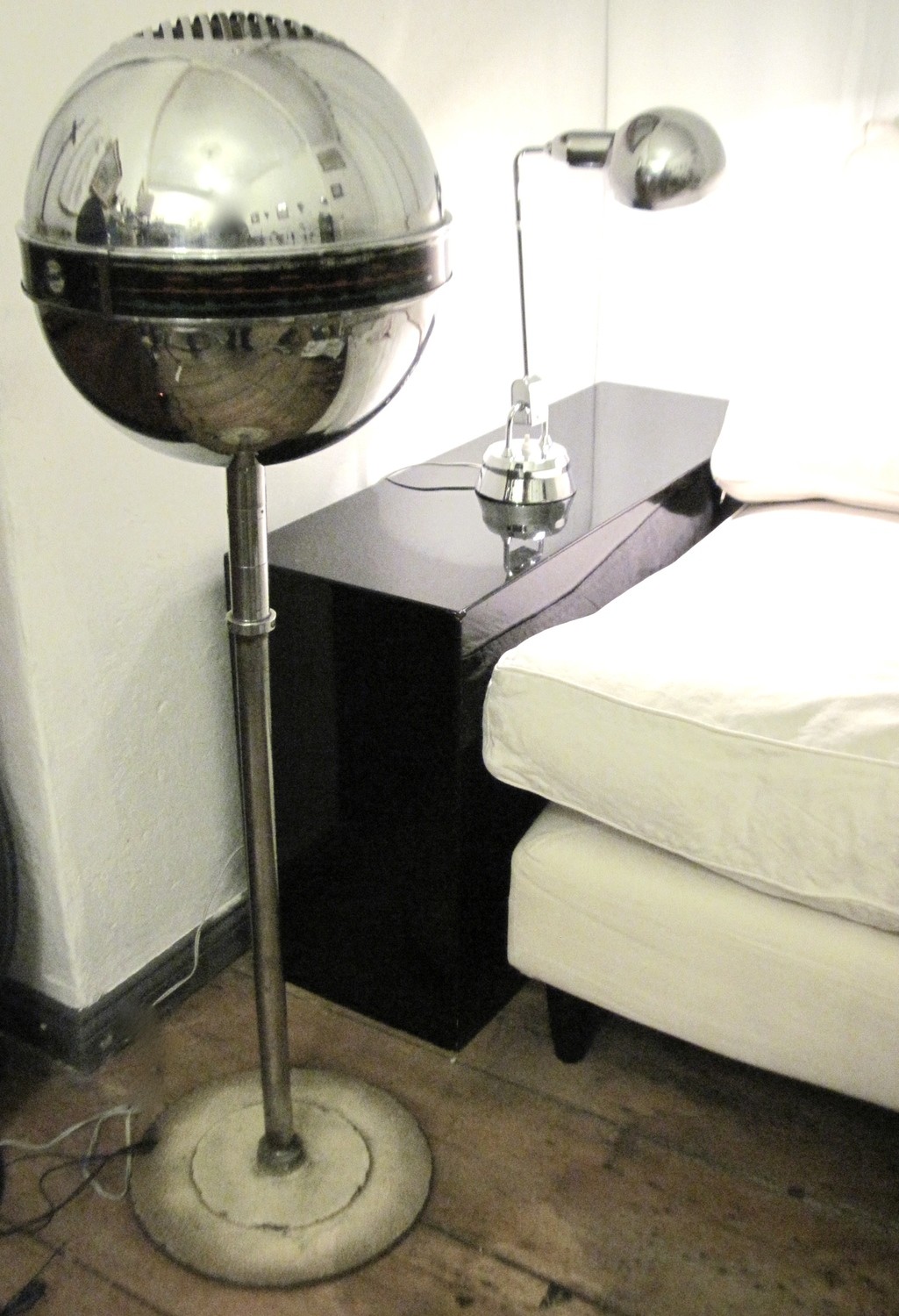 Rare modernist spherical radio with tubes on a column in chrome from the brand &#39;Emor&#39; England around 1948 Art Deco
