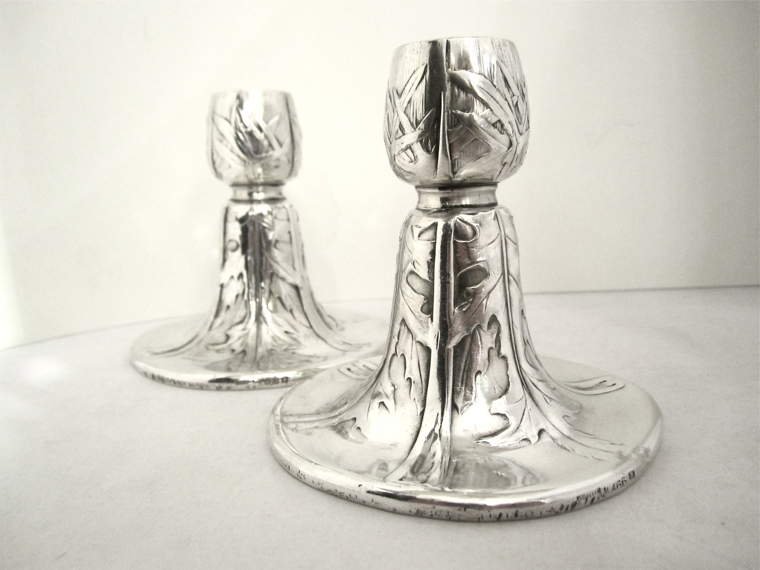 Paar Leuchter `Gallia Christofle´  Jugendstil, Zinn versilbert , Entwurf Felix Cheron, pair of signed French silver plated art nouveau candlesticks