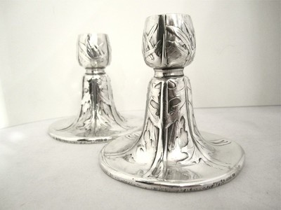 Paar Leuchter `Gallia Christofle´  Jugendstil, Zinn versilbert , Entwurf Felix Cheron, pair of signed French silver plated art nouveau candlesticks