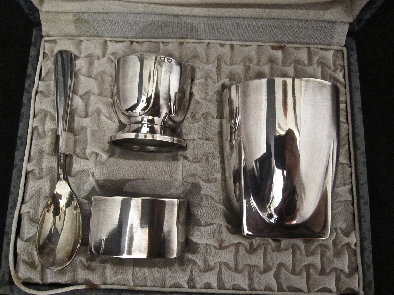 Designer `Sue et Mare´  Art Deco versilbertes  Taufset gemarkt Gallia ( Christofle ) um 1925, signed boxed French silver plated modernist christening set by designer