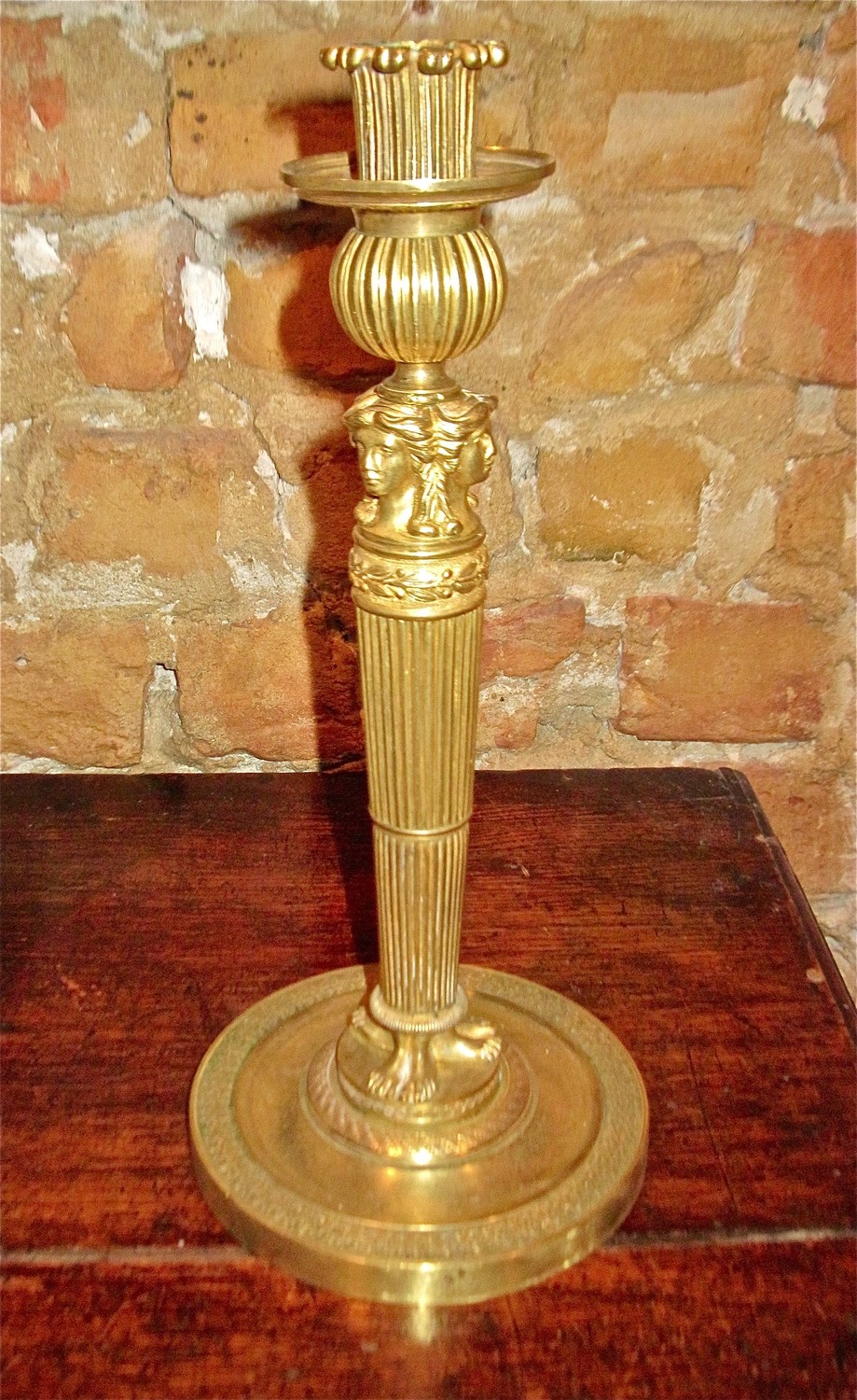 Empire Bronze feuervergoldet um 1810 Leuchter mit Gesichtern und Füßen, single ormoulu candleholder with faces and feet early 19th century