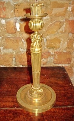 Empire Bronze feuervergoldet um 1810 Leuchter mit Gesichtern und Füßen, single ormoulu candleholder with faces and feet early 19th century