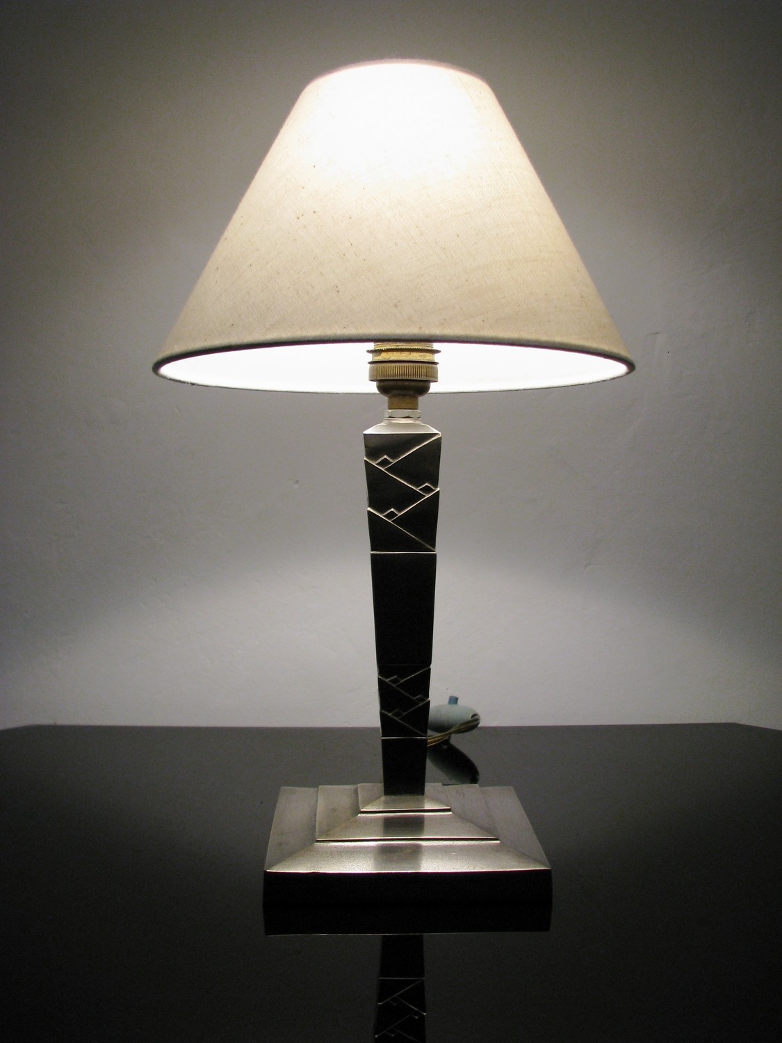 Edgar Brandt Paar Tisch Lampen um 1925 versilberte Bronze, elegantes französisches Art Deko, pair of french modernist table lamps silver plated bronze