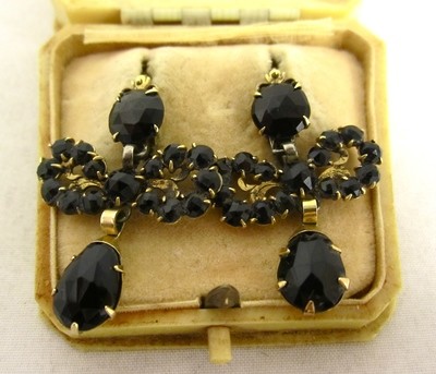 Antikes, museales Paar Ohrringe Girandolen, Gold und Onyx 18. Jahrhundert, antique German mid 18th century gold onyx earrings bow shaped