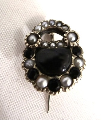 Kleine Gold Brosche als Schloss mit Perlen und Onyx, Biedermeier, small georgian gold brooch with onyx pearls shaped a lock love token