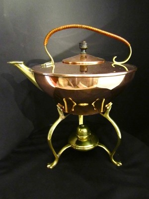 Teekanne, Teekessel auf Rechaud der Marke W.A.S.Benson England Jugendstil Arts &amp; Crafts um 1910 Messing Kupfer, signed early 20th century tea or water kettle on stand brass, copper art nouveau