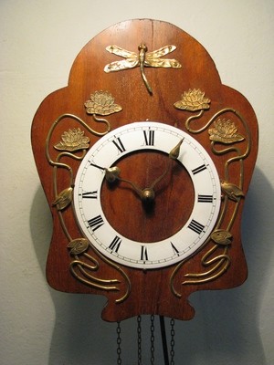 Jugendstil Wanduhr, Schwarzwälder Uhr um 1900 mit Pendel und Gewichten, art nouveau black forest wall clock with weights with water lilies and dragon fly