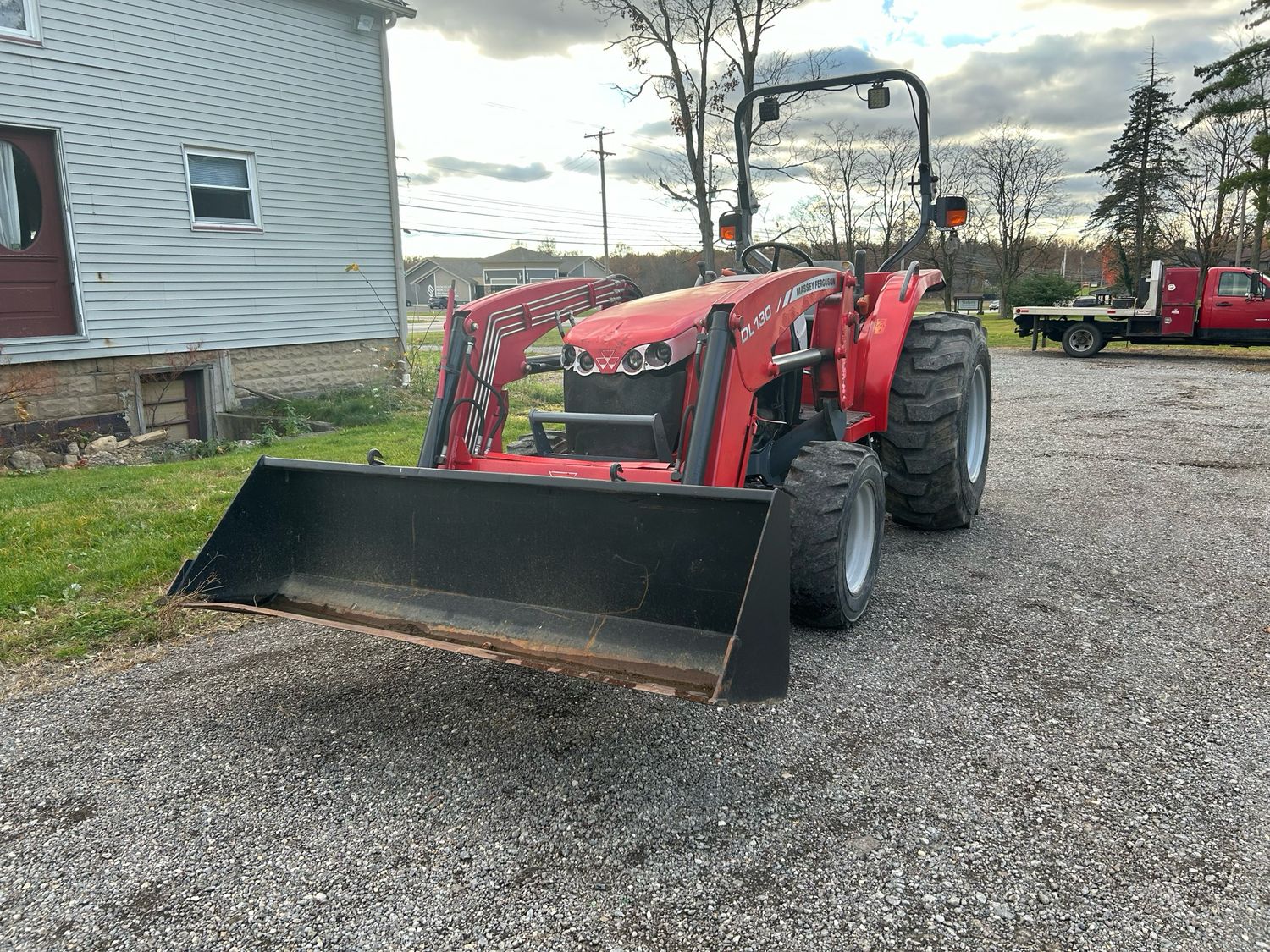 2009 MF 1652 4X4 TRACTOR W/LOADER