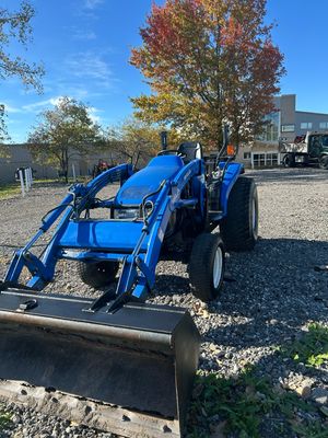 2002 New Holland TC40 4x4 Tractor w/ Loader