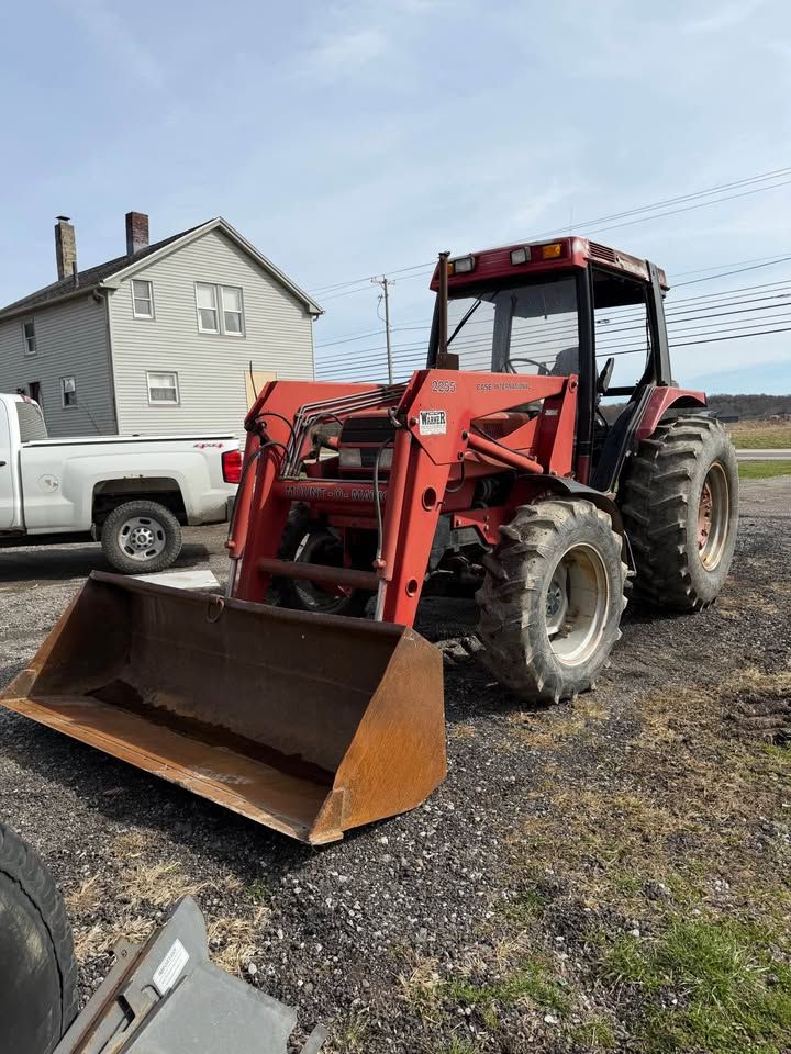 Case IH 695 4x4 Tractor w/ Loader (75 HP)