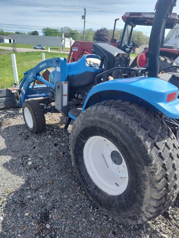 2001 New Holland TC45 4x4 Tractor w/ Loader (45 hp)