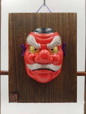Masque de Théâtre nô Décoratif Tengu fixé sur plaque en bois avec signature de l'artiste, réalisé au Japon