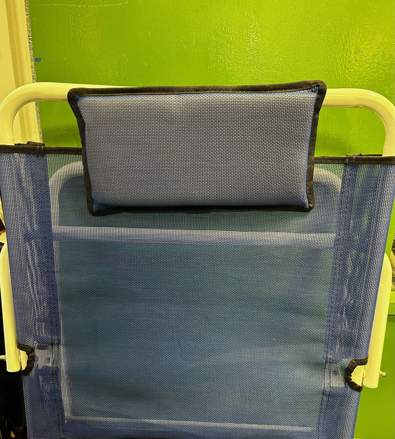 Adjustable height pillow raiser