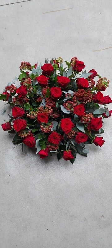 ROUWBLOEMSTUK MET RODE ROZEN