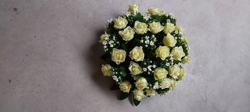 ROUWBLOEMSTUK MET WITTE ROZEN