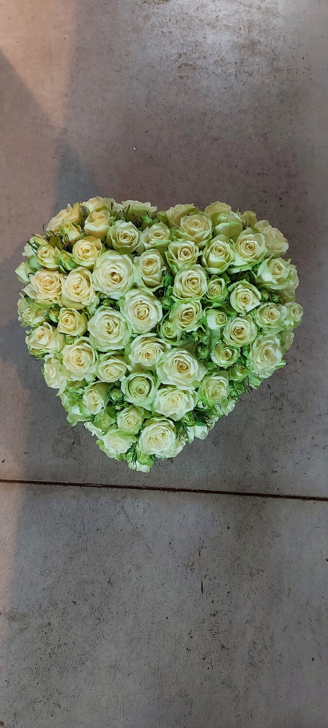 bloemstuk in hartvorm