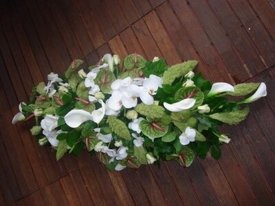 rouwbloemstuk lang wit groen