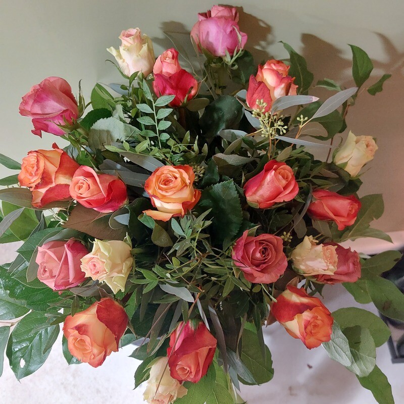 Romantisch boeket met verschillende kleuren rozen