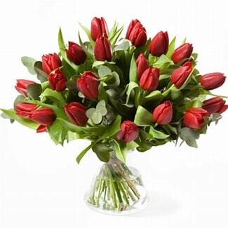 Romantisch boeket met rode tulpen inclusief vaas
