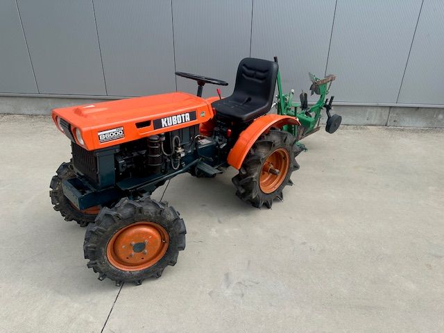 Kubota B6000 met ploeg.