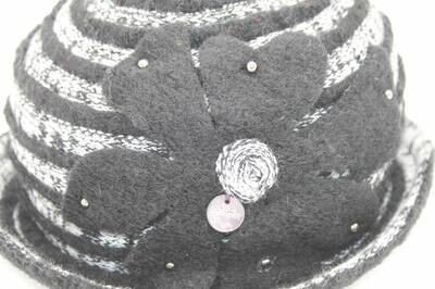 Chapeau Noir & Blanc avec Fleur