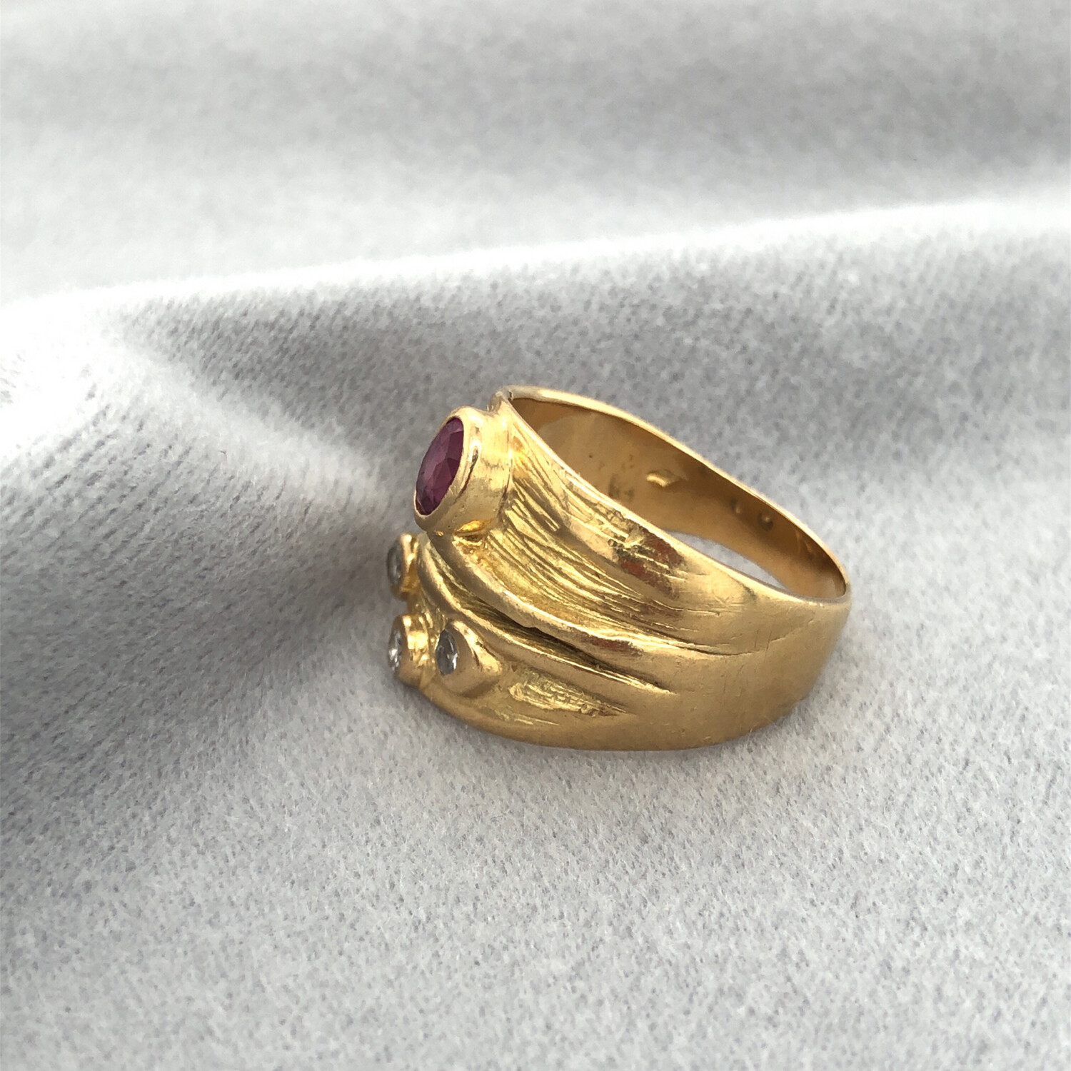 Vintage ring 0.06CT
