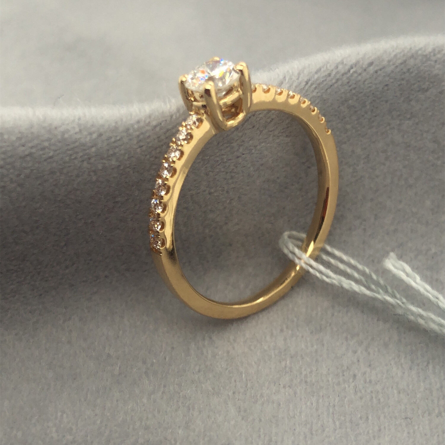 Solitair met zijstenen 0.37CT + 0.18CT
