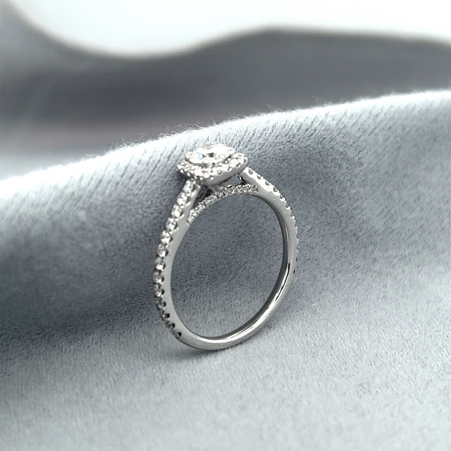 Solitair Cushion Halo 0.37CT + 0.30CT