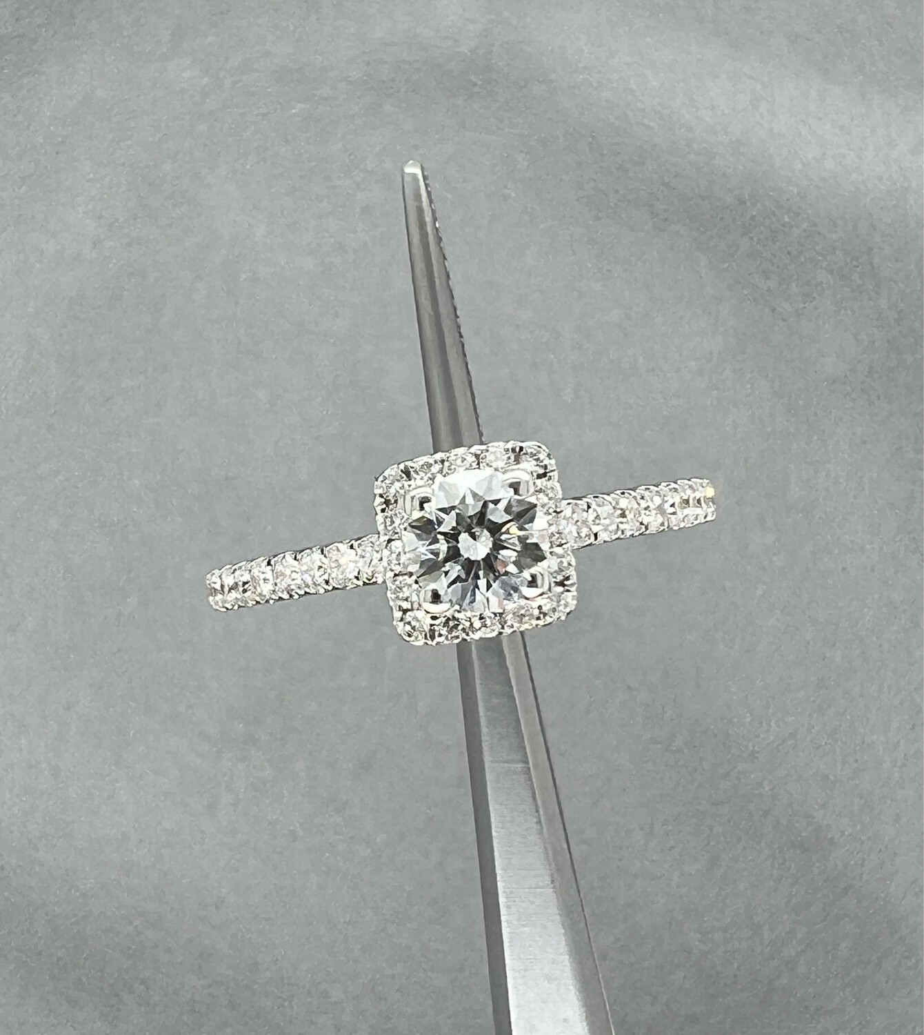 Solitair Cushion Halo 0.37CT + 0.30CT