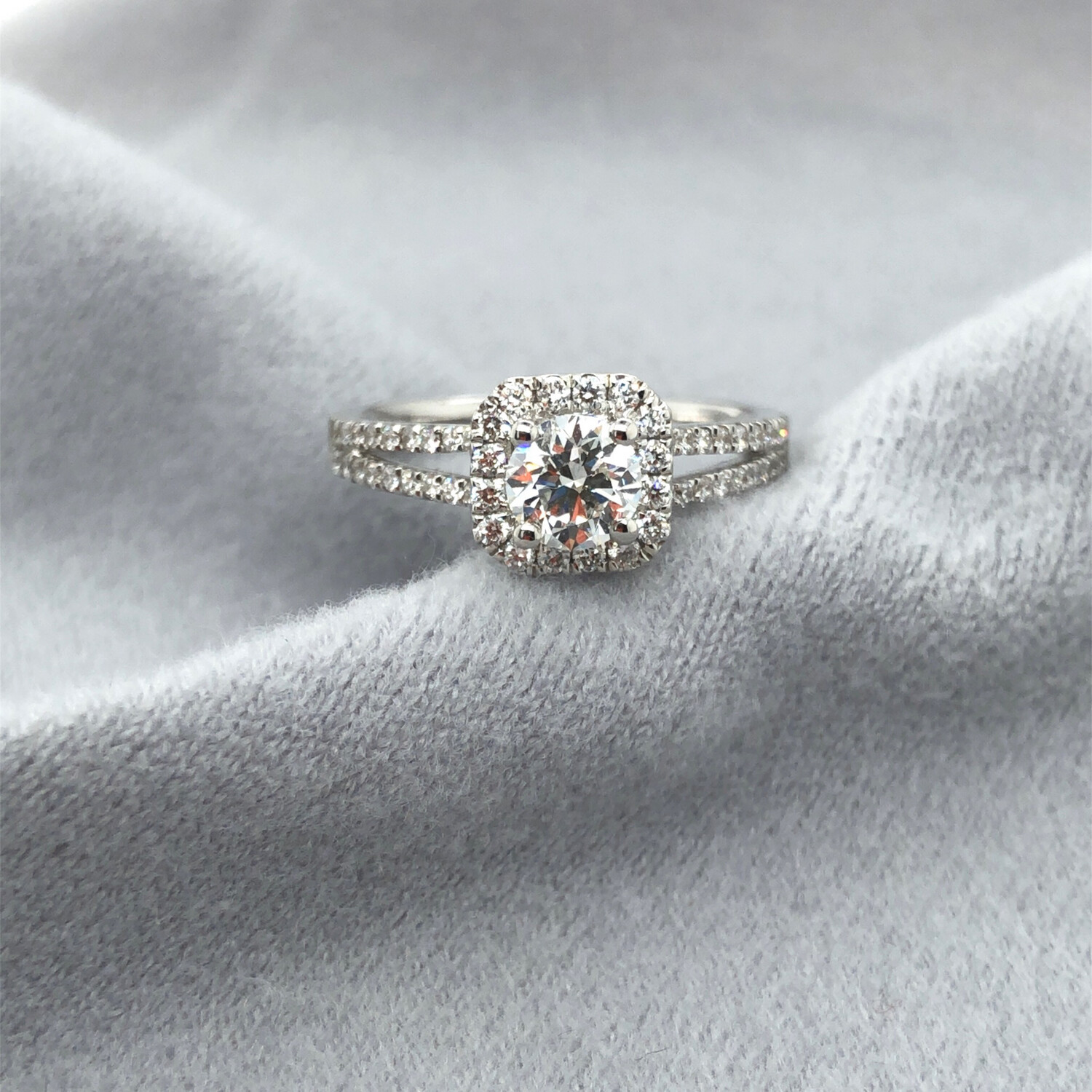 Solitair Halo Pavé 0.52CT + 0.34CT