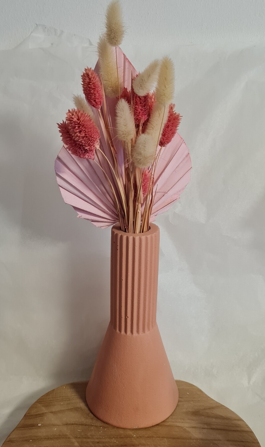 Roze ribbelvaas met bloemen