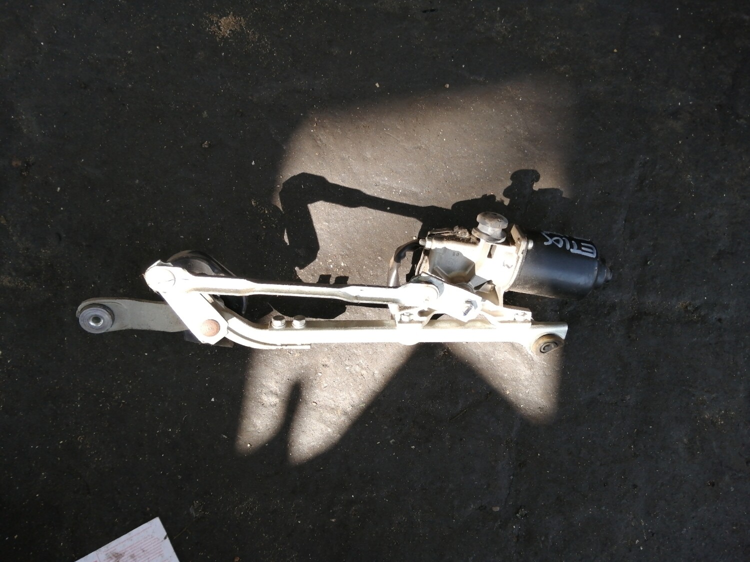 Toyota Etios wiper motor with linkage