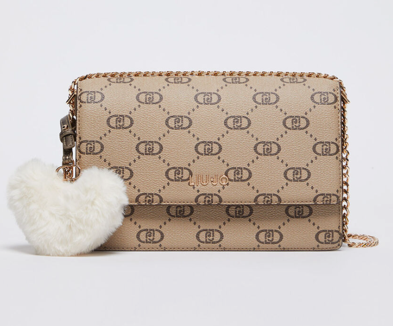 Borsa a tracolla con logo e charm tortora Borsa a tracolla con logo e charm tortora