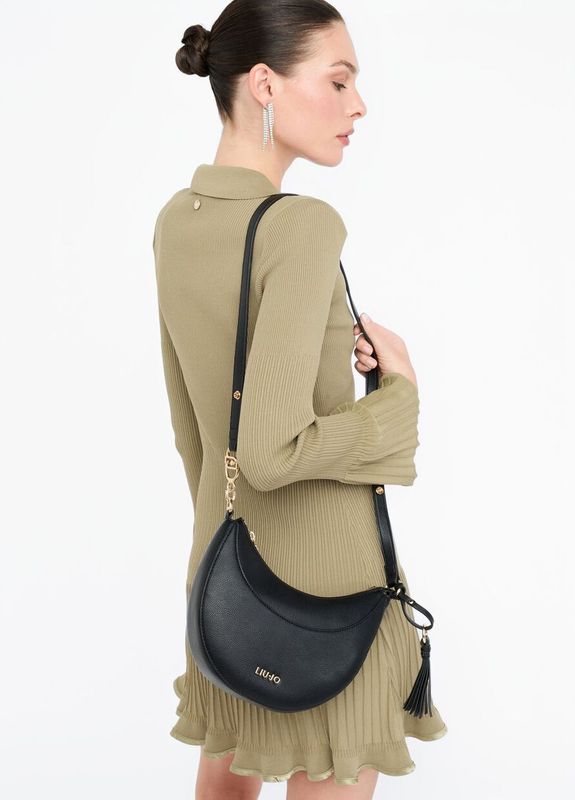 Borsa a spalla media con charm Nera