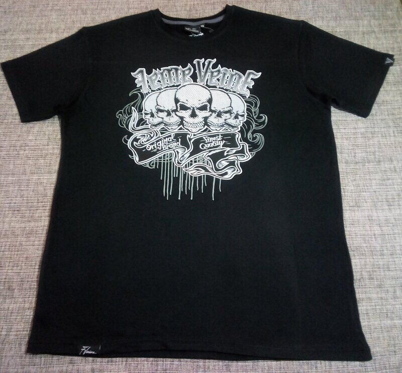 T-Shirt -  54/56 - Portrait de Cinq Crânes Souriants avec des Points Noir sur Fond Symbol Gris avec Logo "7eme Veine" sur Fond Blanc.