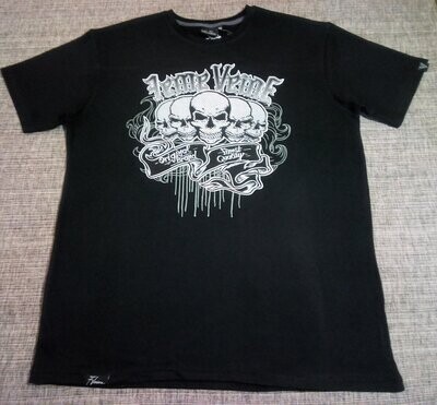 T-Shirt -  44/46 - Portrait de Cinq Crânes Souriants avec des Points Noir sur Fond Symbol Gris avec Logo "7eme Veine" sur Fond Blanc.
