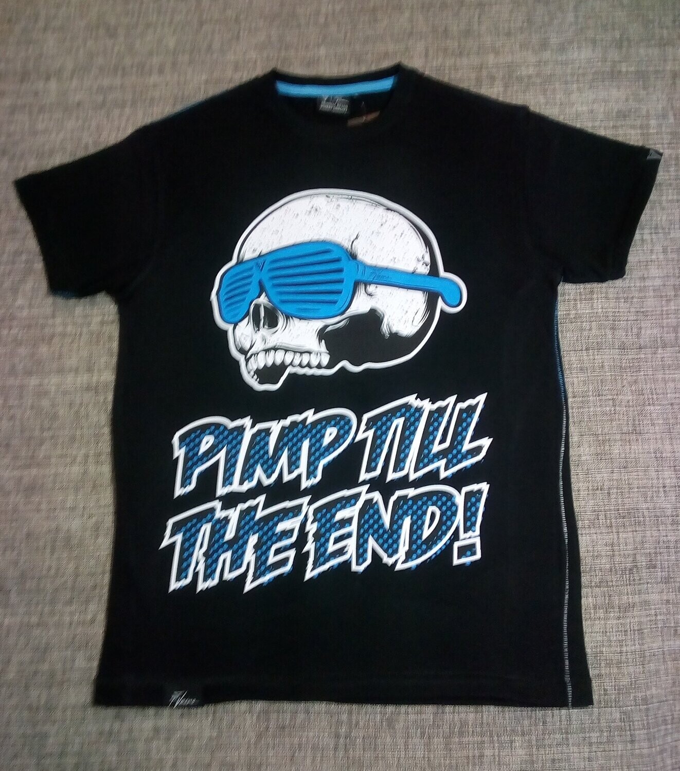 T-Shirt - S - Un Crâne  Blanc Porte une Paire de Lunette Bleu avec Logo en Bleu "Pimp Till The End".